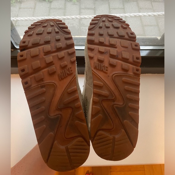 Nike Women’s 2015 Air Max 90 'Strawberry Cheesecake' - Picture 10 of 11